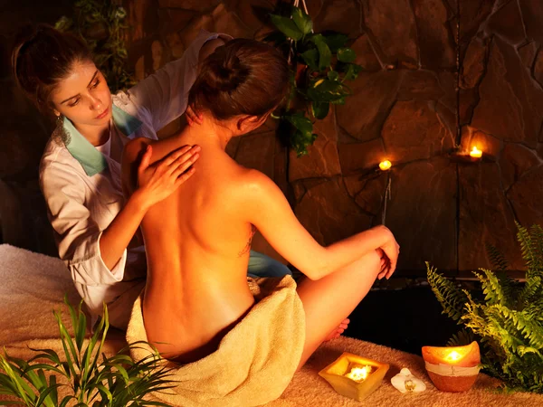 Žena dostává masáž v luxusním wellness. — Stock fotografie