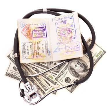 steteskop, para ve pasaport ile tıbbi natürmort.