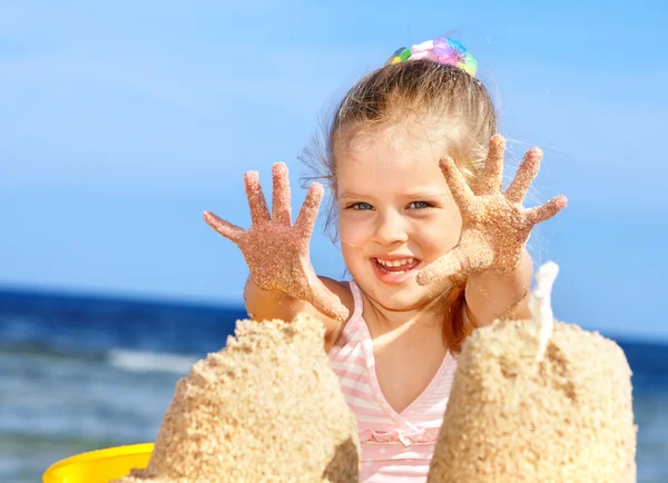 Child playing on beach. — Stock Photo, Image