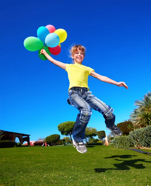 Dziecko bawiąc się balony w parku. — Zdjęcie stockowe
