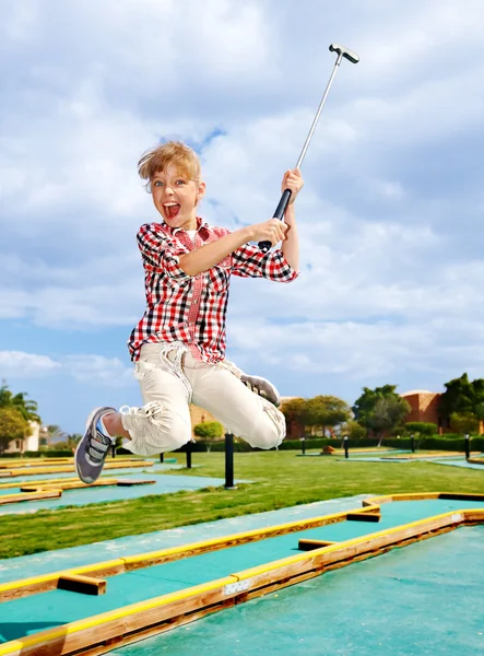 Little girl playing golf in park. — Stock Photo, Image
