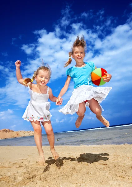 Kinder spielen am Strand. — Stockfoto