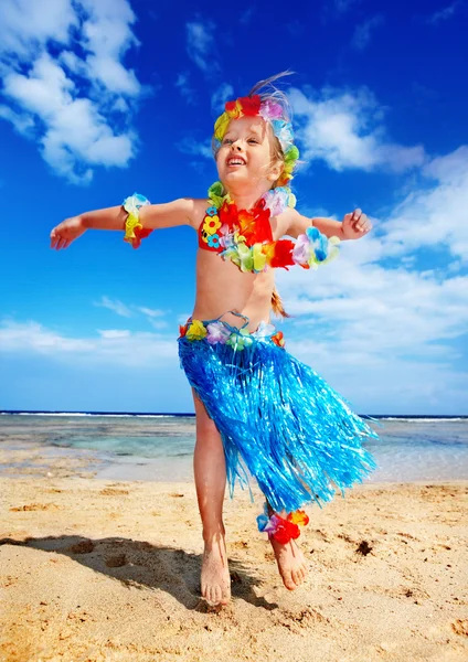 在海滩玩耍的孩子. — 图库照片