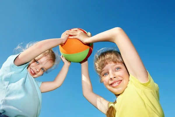 Děti hrající si s míčem. — Stock fotografie