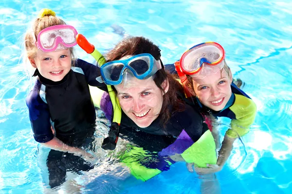 Çocuk Yüzme Havuzu şnorkelle yüzme öğrenme. — Stok fotoğraf