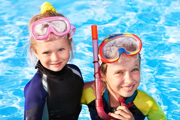 Kinderen in zwembad leren snorkelen. — Stockfoto