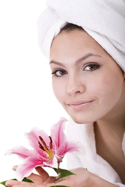Flicka i handduk på huvudet med blomma i handen. — Stockfoto