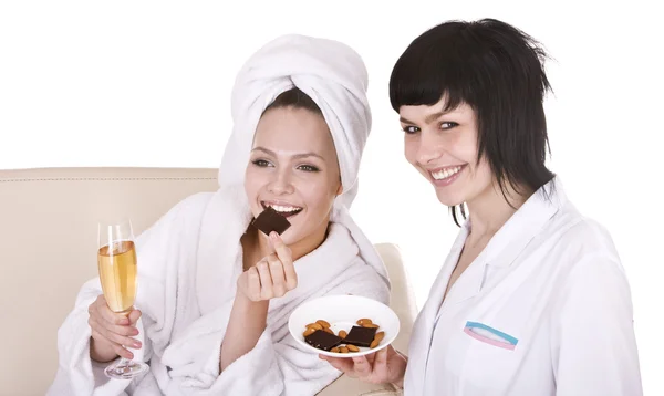 Grupp flicka i spa äta choklad och dricka vin. — Stockfoto