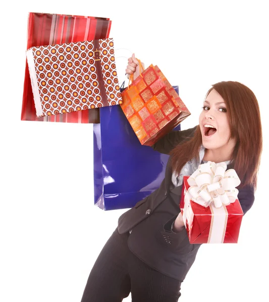 Mujer joven sosteniendo bolsa de compras y caja de regalo . — Foto de Stock