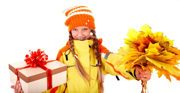 Girl in autumn orange hat with leaf group, gift box. — Stock Photo, Image