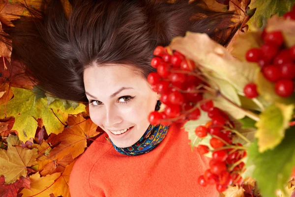 Giovane donna in autunno foglie d'arancio . — Foto Stock