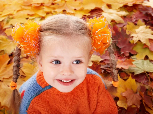 Niña en otoño hojas de color naranja . —  Fotos de Stock