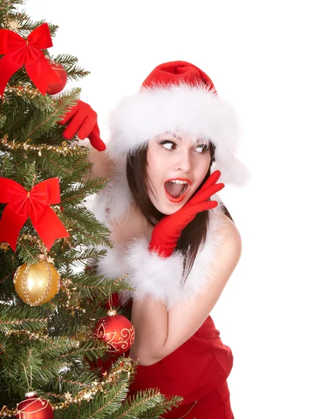 Flicka i santa hatt nära julgran. — Stockfoto