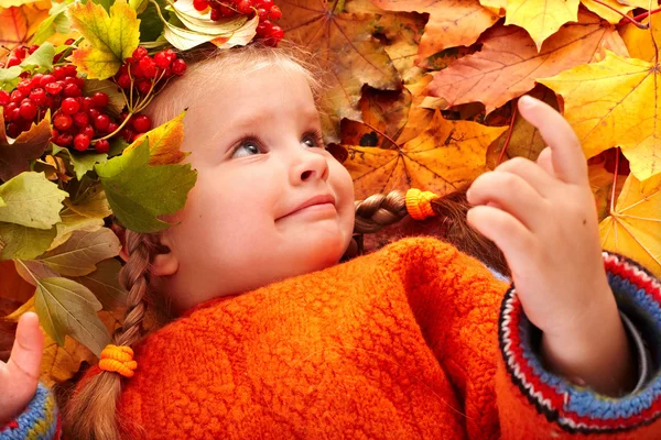 Fille enfant en automne feuilles orange . — Photo