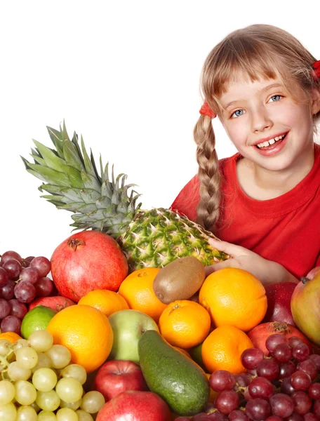 Dítě dívka s skupinou ovoce. — Stock fotografie