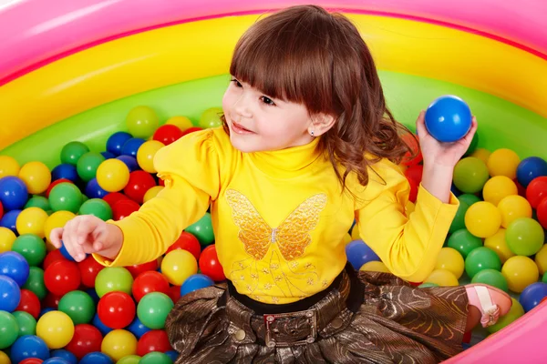 Gelukkig kind in groep kleurrijke bal. — Stockfoto