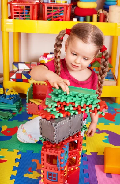 Dzieci grać w bloku i budowlane w sali zabaw. — Zdjęcie stockowe