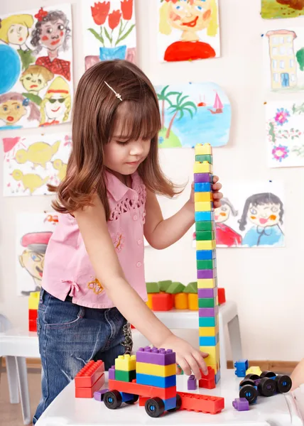 Kind spelen bouw instellen in de speelkamer. — Stockfoto