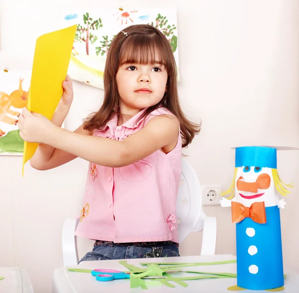 Gyermek olló vágja papír játék szoba. — Stock Fotó