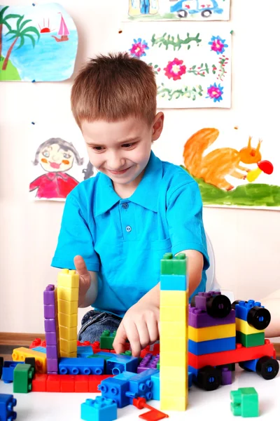 Dítě hrát stavebnice . — Stock fotografie