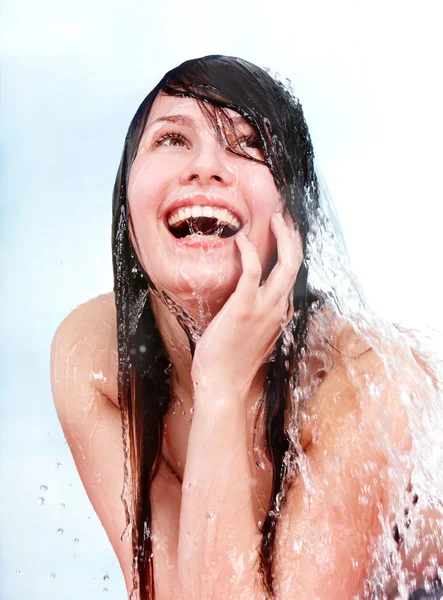 Güzel bir kız almak duş. — Stok fotoğraf