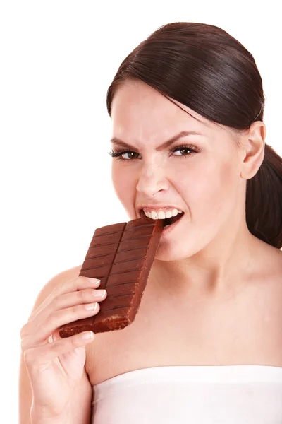 Mooi meisje bijten chocoladereep. — Stockfoto