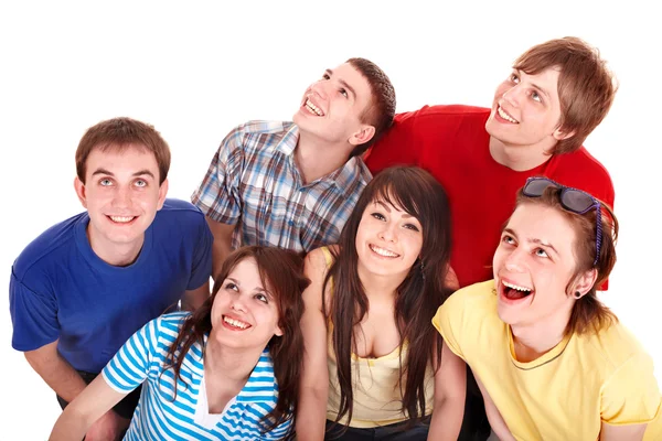 Gruppe glücklicher junger Menschen schaut auf. — Stockfoto