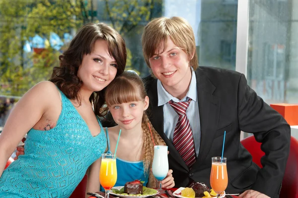 Ευτυχισμένη οικογένεια με παιδί στο café. — Φωτογραφία Αρχείου