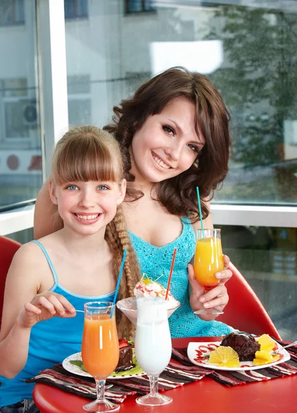 Moeder en dochter in restaurant. — Stockfoto