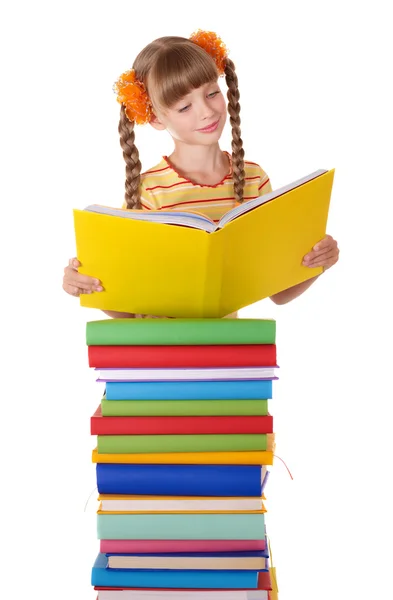 Μαθήτρια με σακίδιο ανάγνωση σωρό των βιβλίων. — Φωτογραφία Αρχείου