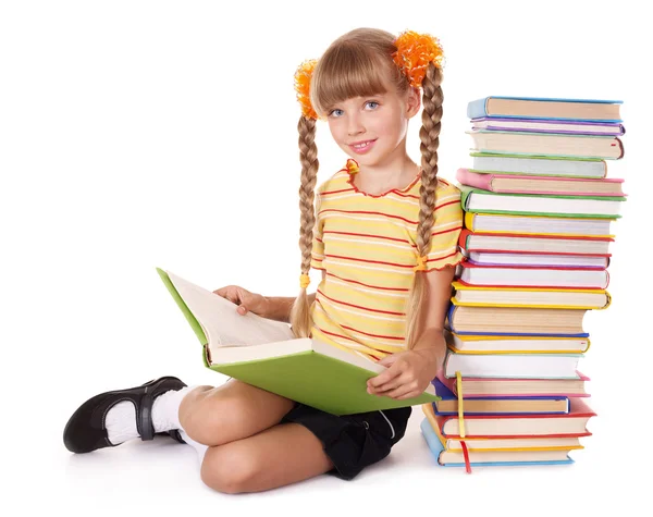 Schoolmeisje lezing stapel boeken. — Stockfoto
