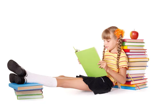 Écolière lecture pile de livres . — Photo