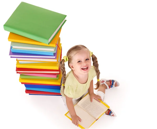Kind liest Stapel von Büchern. — Stockfoto