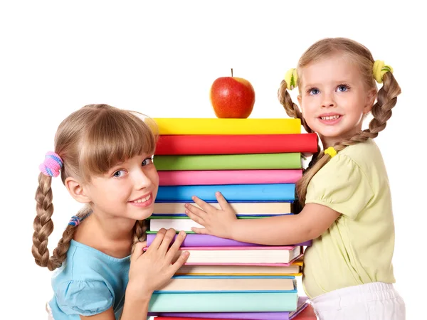Kinderen houden van stapel van boek. — Stockfoto