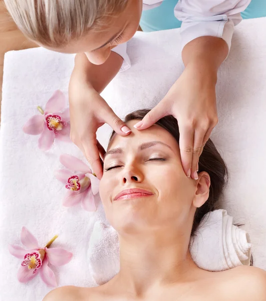 Ung kvinna som får massage. — Stockfoto