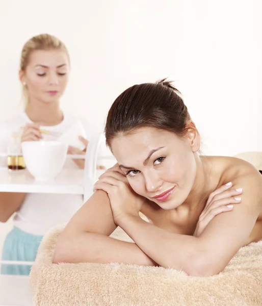 Mujer joven en mesa de masaje en spa de belleza . —  Fotos de Stock