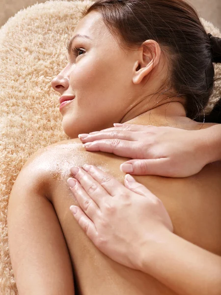 Jeune femme ayant massage classique . — Photo