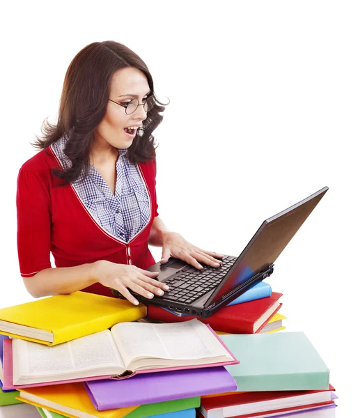 Flicka med stack färg bok och laptop. — Stockfoto