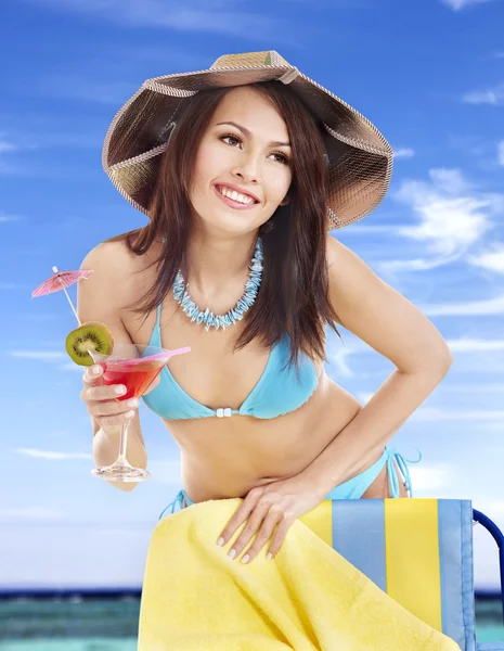 Mädchen im Bikini trinkt Cocktail. — Stockfoto