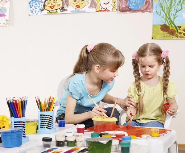 Παιδιά ζωγραφική προσχολικής ηλικίας. — Φωτογραφία Αρχείου