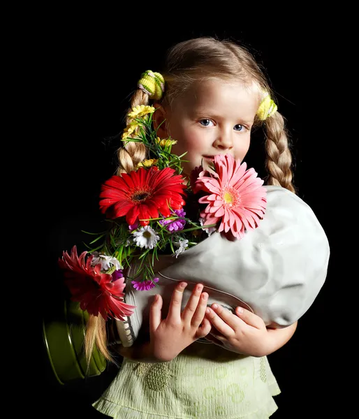 Kind mit Blumen und Gasmaske . — Stockfoto