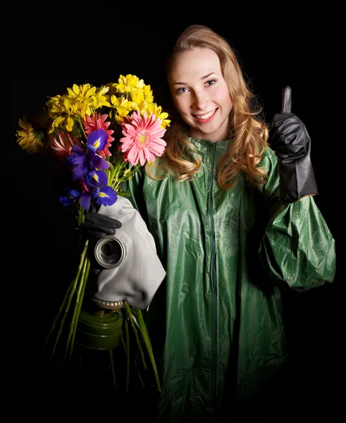 Mujer sosteniendo flores y máscara de gas  . — Foto de Stock