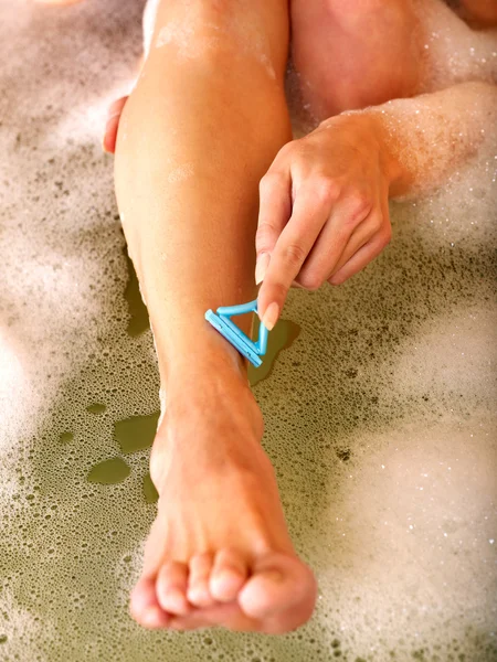 Kvinna rakar benen — Stockfoto