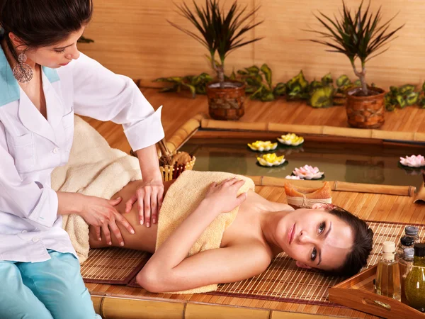 Vrouw krijgen massage in bamboe spa. — Stockfoto