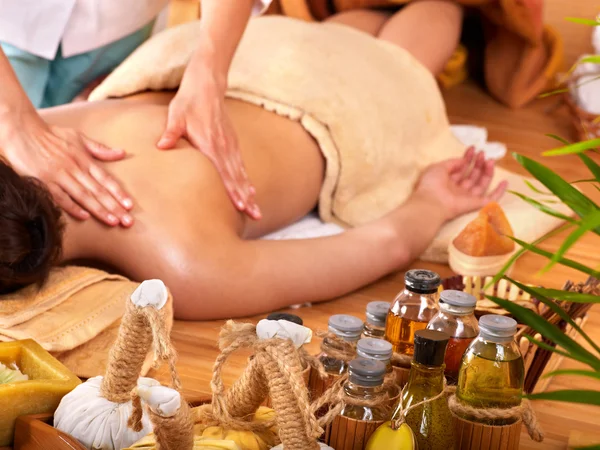Frau bekommt Massage im Bambus-Spa. — Stockfoto