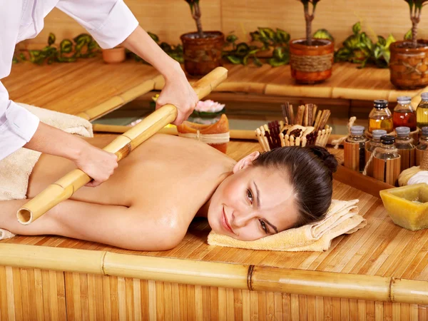 Massagem de bambu . — Fotografia de Stock