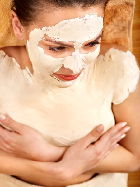 Young woman having clay body mask. — Stock Photo, Image