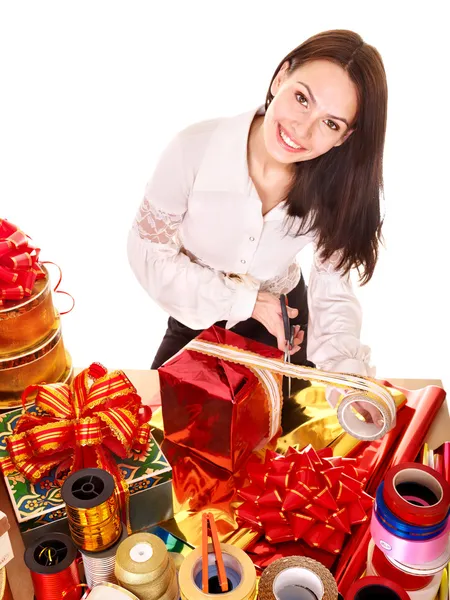 Mädchen mit Gruppe von Farbe Geschenkbox. — Stockfoto
