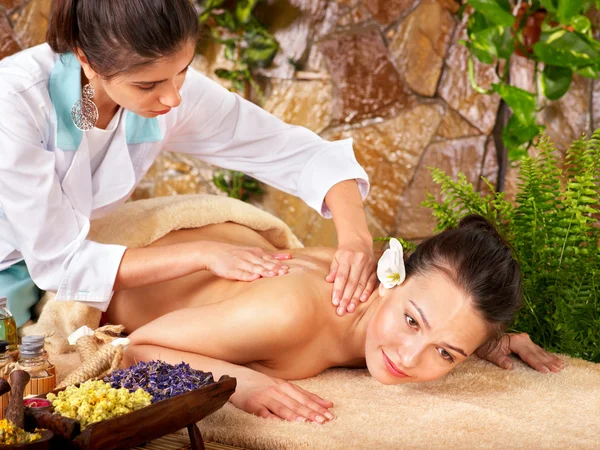 Mujer joven recibiendo masaje en el spa . —  Fotos de Stock