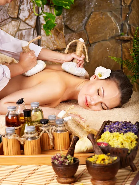 Donna ottenere tailandese a base di erbe comprimere massaggio  . — Foto Stock
